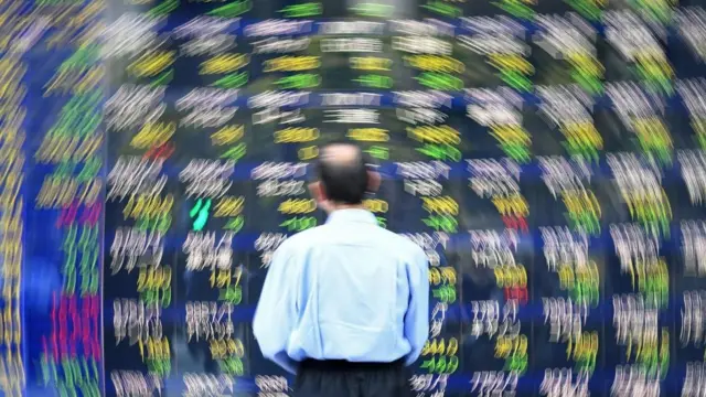 رجل يقف أمام لعبة الأرقام الدوارة
