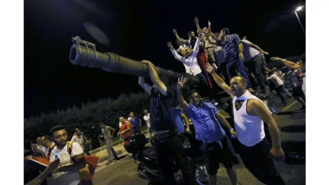 Darbe girişimini protesto eden halk Atatürk Havalimanı yakınlarında tankların üstünde.