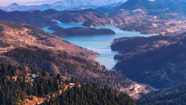 Region se često poredi sa Švajcarskom zbog idiličnog pejzaža jezera i planina