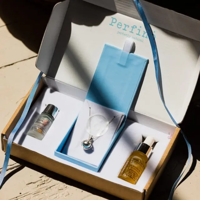 પેન્ડન્ટમાં અંદર સુગંધિત તેલ નાખવામાં આવે છે