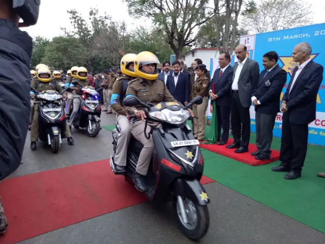 मोटर साइकिल सवार महिला चीता