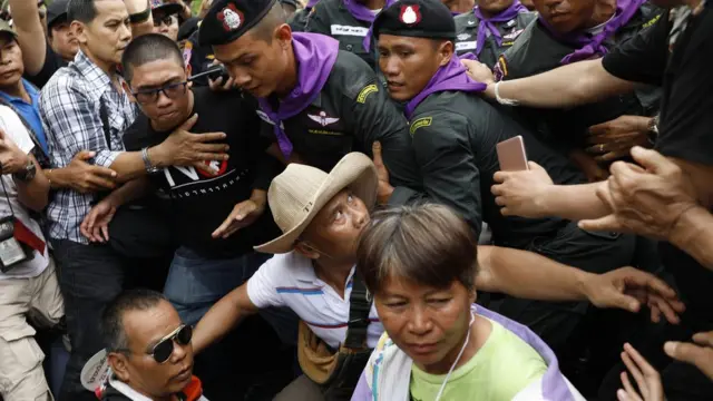 กลุ่มผู้ชุมนุมคนอยากเลือกตั้งปะทะกับตำรวจที่ถนนราชดำเนินก่อนเดินทางถึงทำเนียบรัฐบาล