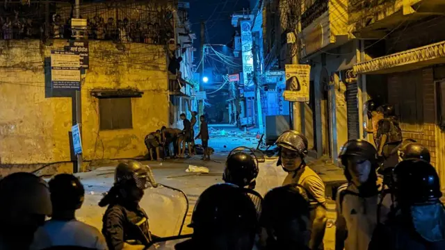 बालसुधार गृहबाहिरको रातिको दृश्य