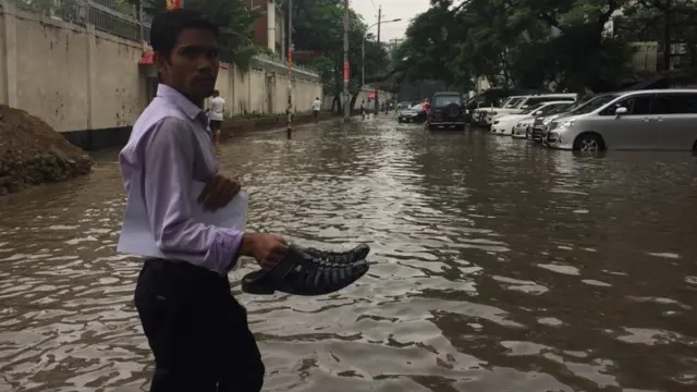 সচিবালয়ের পরিস্থিতি, অনেকেই আজ এমনভাবে অফিসে গিয়েছেন।