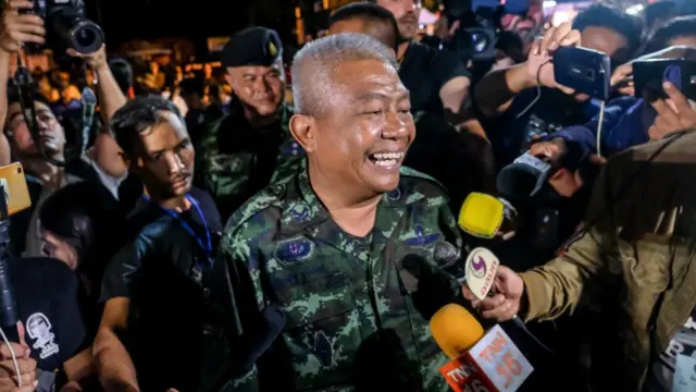 தாய்லாந்து குகையில் 12 சிறுவர்களும் அவர்களின் கால்பந்து பயிற்சியாளரும் சிக்கிக்கொண்டு 9 நாள்களுக்குப் பிறகு உயிருடன் கண்டுபிடிக்கப்பட்டதை ஊடகங்களிடம் தெரிவிக்கும் அந்நாட்டு ராணுவ ஜெனரல் பஞ்சா துரியப்பன்.