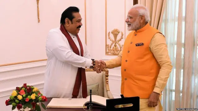 શ્રીલંકાના વડા પ્રધાન મહિંદા રાજપક્ષે અને વડા પ્રધાન નરેન્દ્ર મોદી