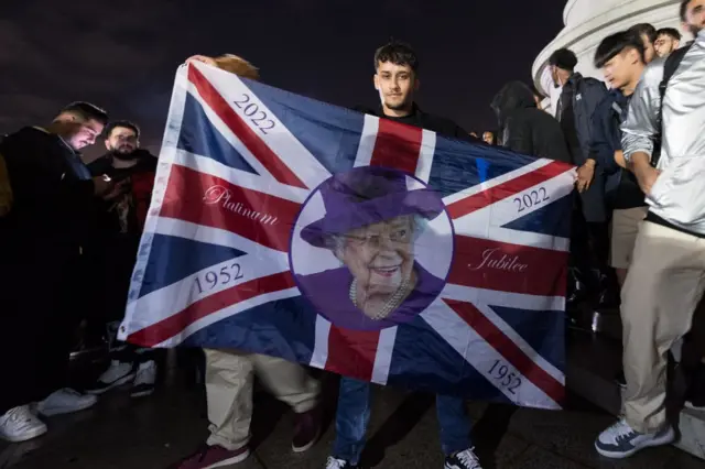 Homem com bandeira com rostofree bet cadastro 2024Elizabeth 2ª