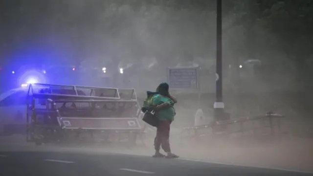 धुळीच्या वादळानं केली धूळधाण