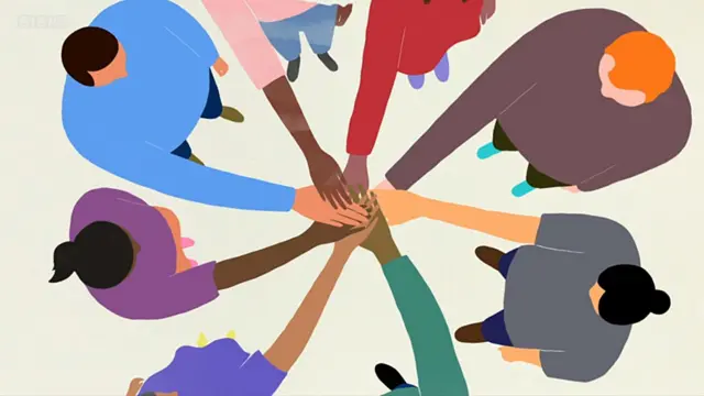 Pesoas em círculo com as mãos unidas