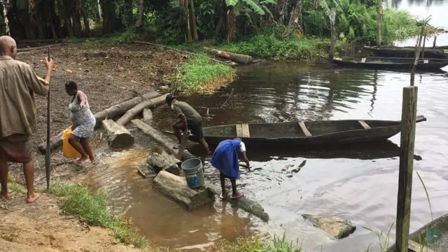 Pipo wey dey fetch water