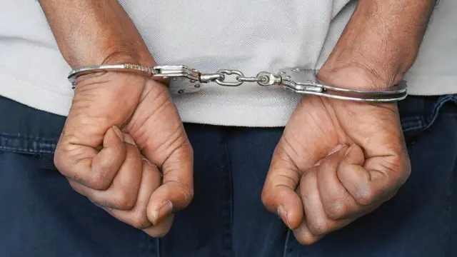 கொரோனா சிகிச்சைக்கு சென்ற இடத்தில் கழிவறை வழியாக தப்பிய கைதி