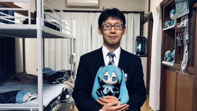 Akihiko Kondo posa para BBC Mundo con su esposa holograma