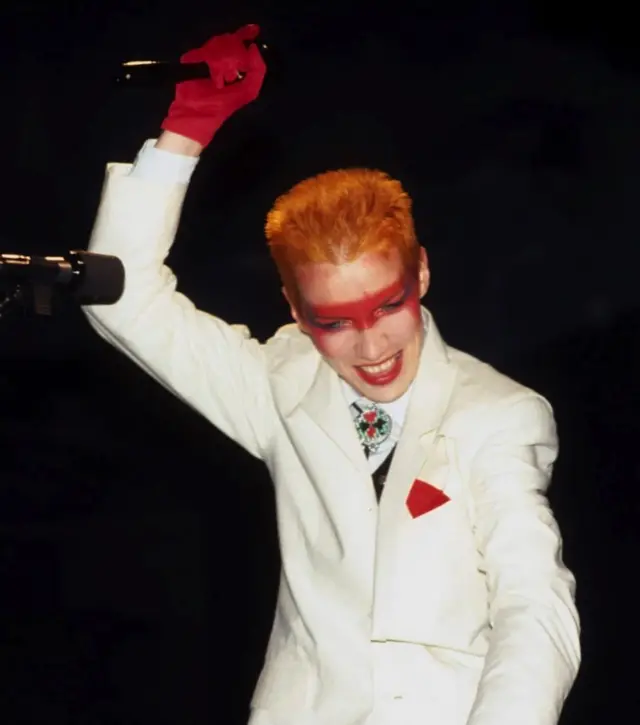 Ленокс је изјавила: „Осећам као да смо у свету снова и за чим год да тежимо, то се никада неће десити."