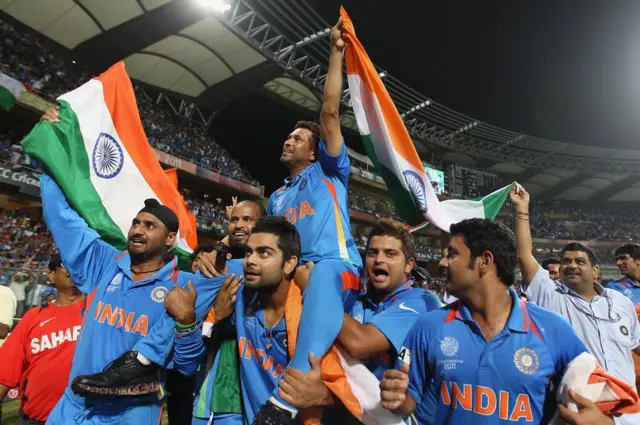 2011 ప్రపంచ కప్ ఫైనల్‌లో విజయం తర్వాత సచిన్‌ను భుజాలపై మోస్తూ స్టేడియంలో తిప్పుతున్న సహచర క్రికెటర్లు