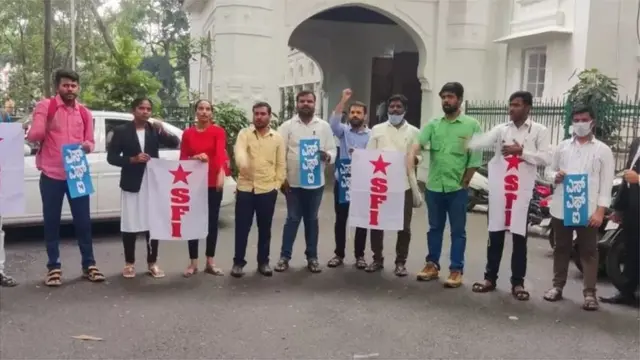కర్ణాటక ప్రభుత్వ నిర్ణయానికి వ్యతిరేకంగా నిరసన తెలుపుతున్న విద్యార్ధి సంఘాలు