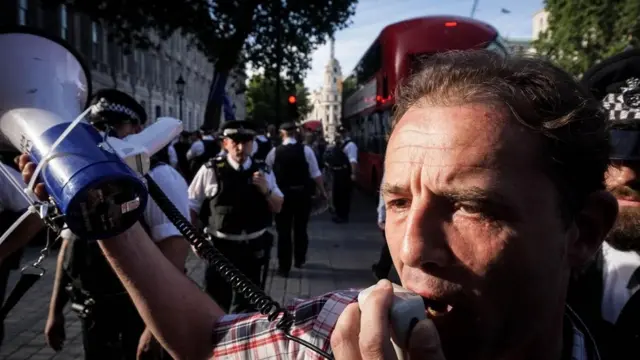 يقاوم الناس اتخاذ مواقف متعنتة وجامدة من الوجهة السياسية إذا كانوا يتمتعون بذاكرة أقوى