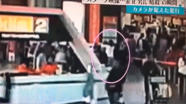 監控錄像顯示一名身穿白色長袖衣服的女性在吉隆坡機場似乎在箍緊前面的某個人