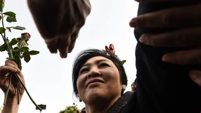 น.ส. ยิ่งลักษณ์ยิ้มสูง