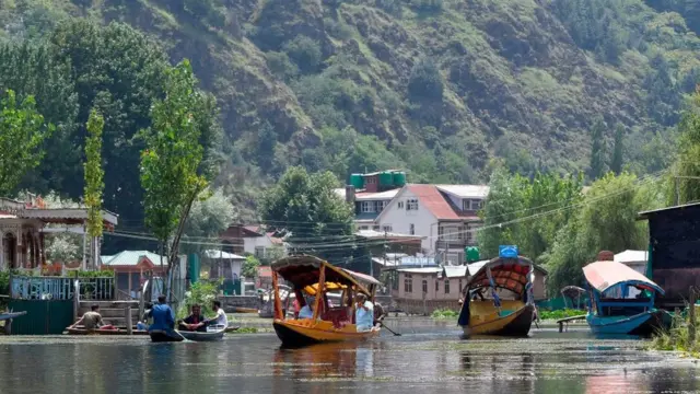 রবিবার শ্রীনগরের ডাল লেক। শিকারায় কর্মহীন কাশ্মীরিরা