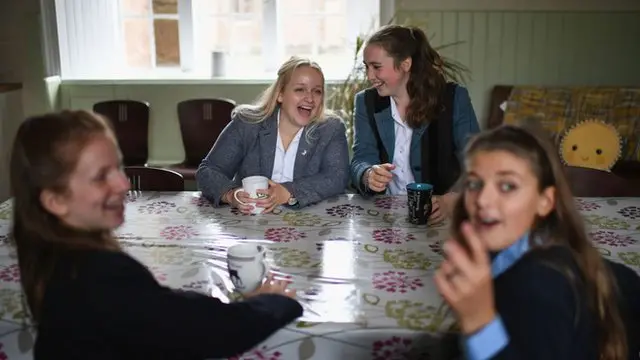 Школярки в британському коледжі