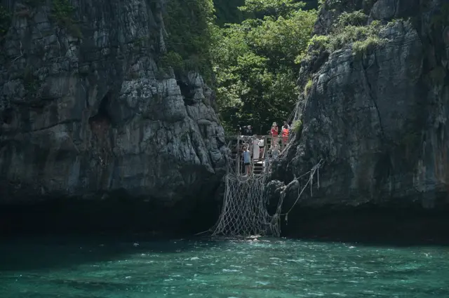 อ่าวมาหยา ปิด ฟื้นฟู maya bay close ท่องเที่ยว นักท่องเที่ยว tourist