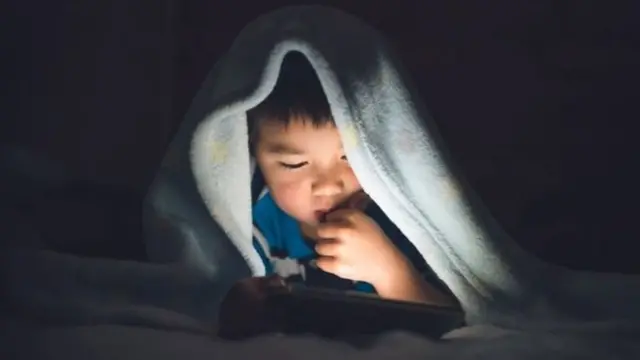 إدمان استخدام الشاشات