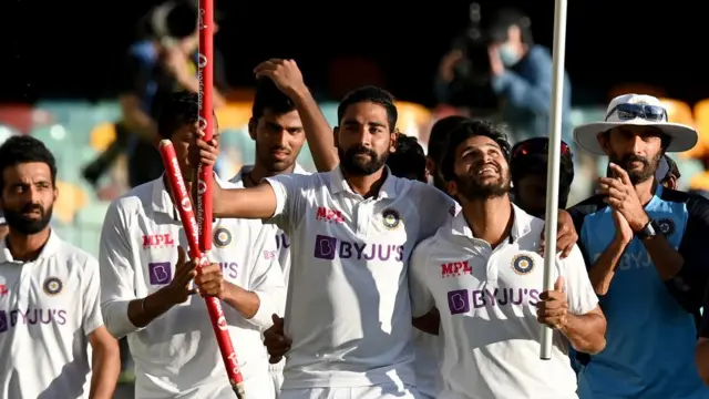 નવેમ્બરમાં જ સિરાજના પિતા મૃત્યુ પામ્યા હોવાથી તેમને યાદ કરીને સિરાજની આંખ ભીની થઈ જાય છે. પિતાનું મોત થયું ત્યારે તેઓ ઑસ્ટ્રેલિયા હતા