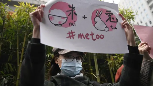 北京海淀区法院外一名周晓璇的支持者举起#MeToo运动标语牌声援（2/12/2020）
