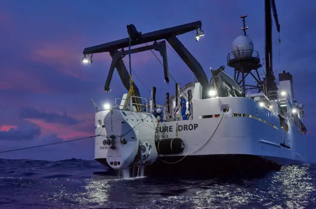 O submarino é içado para a nave-mãe