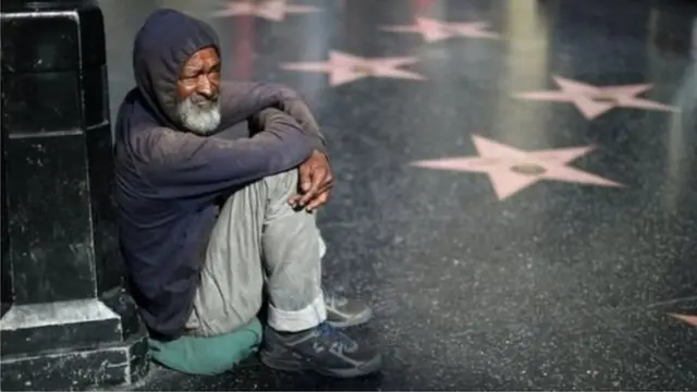 पैसे की सीढ़ी लगाकर कतार पार करते अमीर