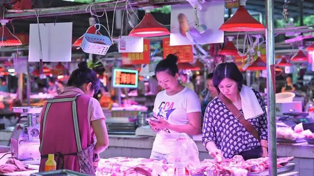 جنگ تجاری به اقتصاد کشور که هم اکنون نیز از رونق افتاده، لطمه زده است.