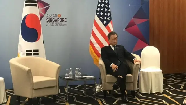 الرئيس الكوري الجنوبي وهو غاف انتظار لوصول بينس