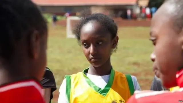 ਫੁੱਟਬਾਲ ਖੇਡਦੀਆਂ ਕੁੜੀਆਂ