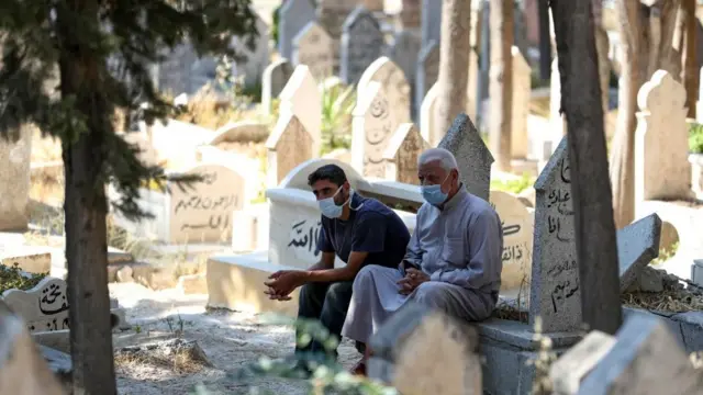 خلال جنازة لأحد ضحايا الوباء في إدلب