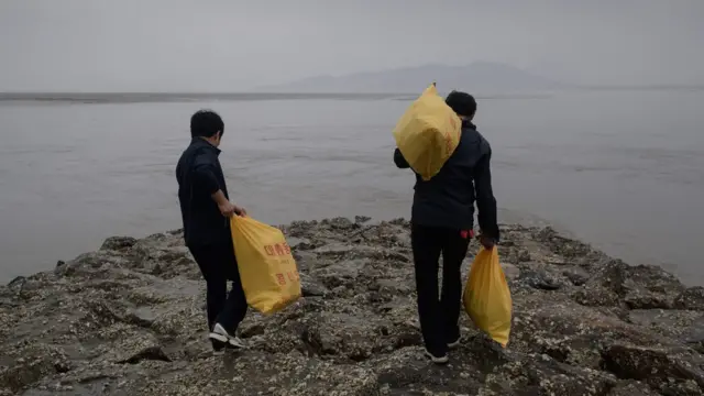 Desertores ativistas radicados na Coreia do Sul carregam sacolas com arroz, dinheiros e pen-drives na ilhapalmeiras bet365Ganghwa