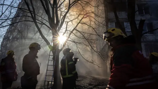 રશિયાના રૉકેટ હુમલાથી કિએવમાં એક રહેણાક ઈમારતમાં આગ લાગી હતી. મોડીરાત્રે લાગેલી આગને ફાયરબ્રિગેડ દ્વારા કાબૂમાં લેવામાં આવી હતી.