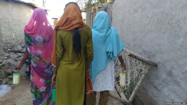 गावातल्या 166 घरांमध्ये संडास नाही.