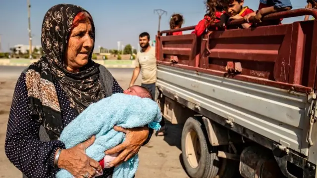 kucağında bebekle bir kürt kadın