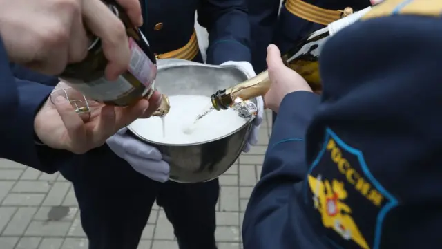 росіяни з шампанським