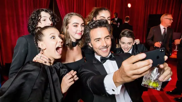 Millie Bobby Brown, Finn Wolfhard, Shawn Levy y Noah Schnapp protagonizan la exitosa serie Stranger Things.