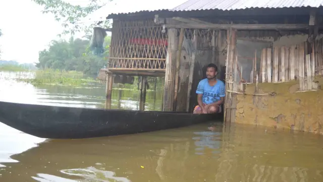 असम में बाढ़ से अबतक 30 लोगों की मौत हो चुकी है. यहां लोगों का कहना है कि बाढ़ का सामना करना युद्ध का सामना करने जैसा है.
