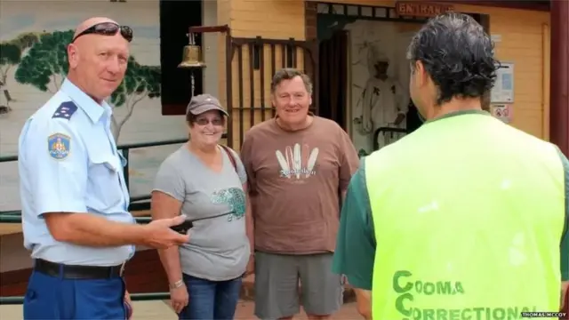 લેસ સ્ટ્રઝેલેકી (ડાબે) એકવાર કુમાની જેલમાં કામ કરતા હતા