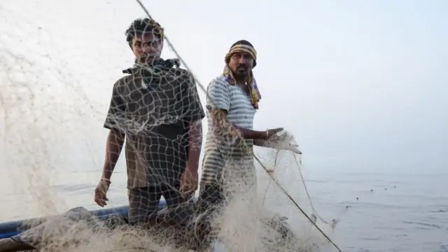 કોરોના, વાવાઝોડું અને હવે ડીઝલના ભાવવધારાથી પરેશાન હોવાનો દાવો કરી રહ્યા છે ગુજરાતના માછીમારો