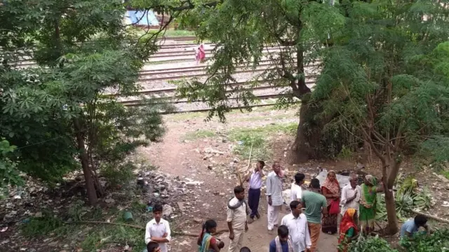 ਚਾਂਦ ਮਹਿਲ ਦੇ ਸਾਹਮਣੇ ਦੀਆਂ ਰੇਲ ਪਟੜੀਆਂ