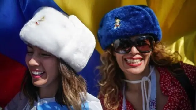 عشاق كرة القدم وجماهيرها كانوا يتدفقون إلى شوارع موسكو يوميا للاحتفال