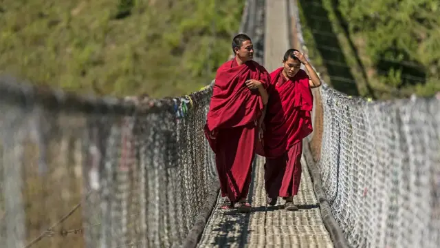 Dois monges budistas caminhandocomo ganhar dinheiro com os bonus das casas de apostasuma ponte suspensa