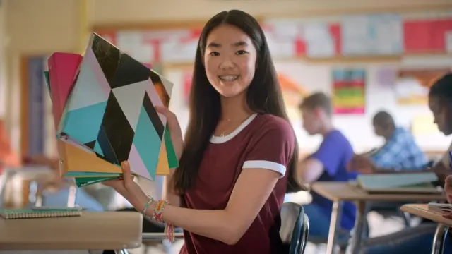 Una niña muestra su carpeta en el anuncio de Sandy Hook Promise.
