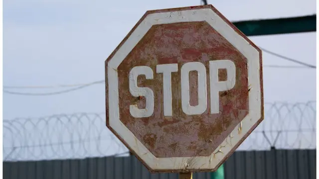 знак у забора туберкулезной больницы ФСИН в Саратове