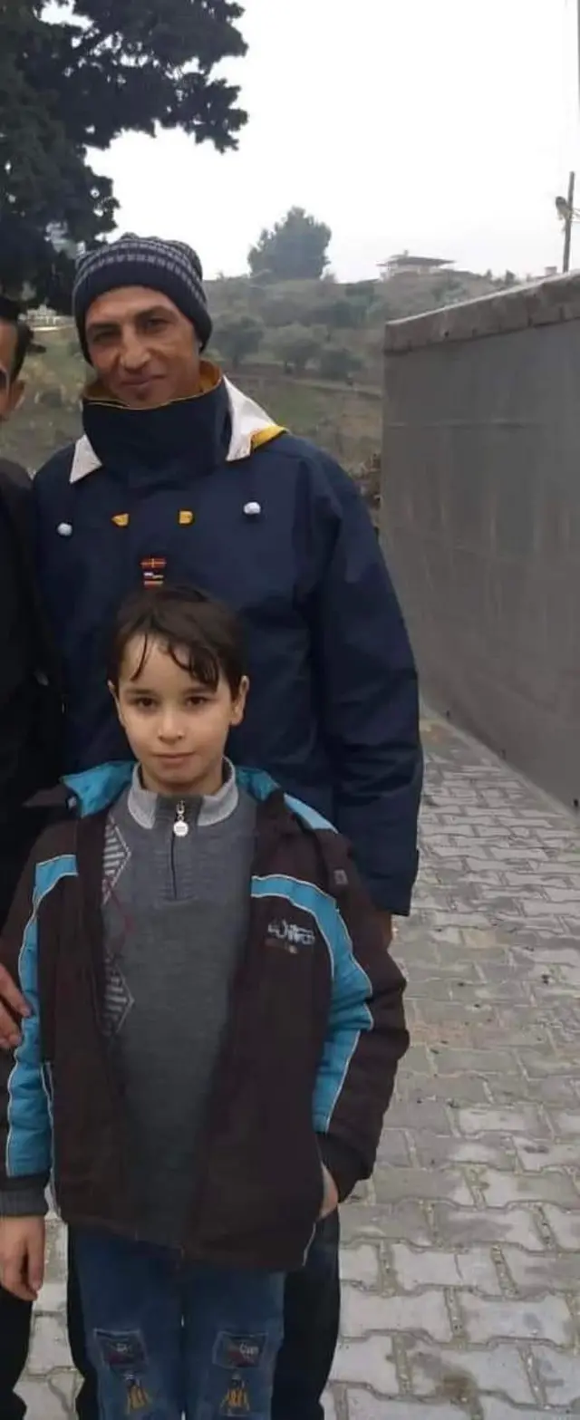 صورة لرجل وصبي