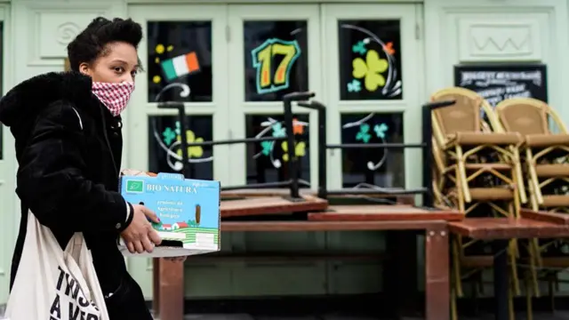 मास्कमा महिला